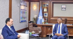 RW Xamsa oo kulan la qaatay danjiraha Ururka Jaamacada Carabta u qaabilsan Soomaaliya