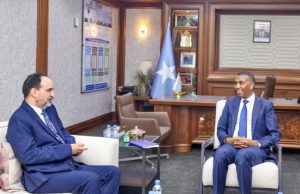 RW Xamsa oo kulan la qaatay danjiraha Ururka Jaamacada Carabta u qaabilsan Soomaaliya