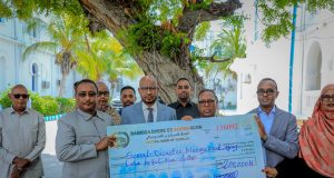 Maamulka Gobolka banaadir oo lacag ugu deeqay dadka ay saameynta ku yeesheen abaaraha ka jira Gobolka Awdal.