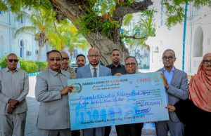 Maamulka Gobolka banaadir oo lacag ugu deeqay dadka ay saameynta ku yeesheen abaaraha ka jira Gobolka Awdal.