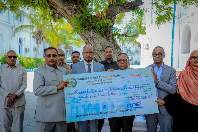 Maamulka Gobolka banaadir oo lacag ugu deeqay dadka ay saameynta ku yeesheen abaaraha ka jira Gobolka Awdal.