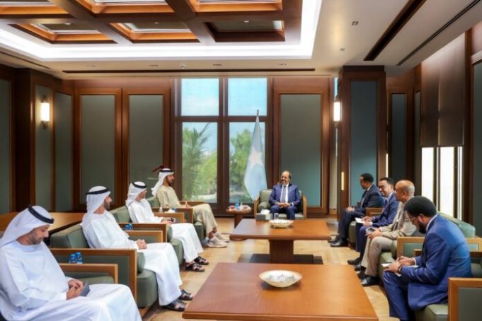 Muxuu ku adanaa safarka deg dega ah ee Wasiiru dowlaha arrimaha dibada ee Imaaraadka oo muqdisho soo gaaray