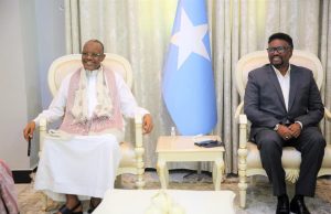 Guddoomiyihii hore Baarlamaanka Federaalka Soomaaliya iyo wafdi uu hoggaaminayo oo ku wajahan yihiin Magaalada Baydhabo