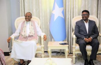 Guddoomiyihii hore Baarlamaanka Federaalka Soomaaliya iyo wafdi uu hoggaaminayo oo ku wajahan yihiin Magaalada Baydhabo