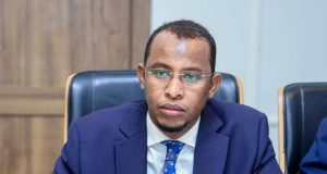 Hay’adda NIRA oo qaadasha Kaarka Aqoonsiga Qaranka lacag ka dhigaysa