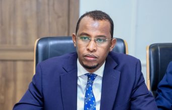 Hay’adda NIRA oo qaadasha Kaarka Aqoonsiga Qaranka lacag ka dhigaysa