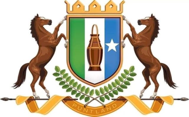 Puntland ayaa xirtay sarkaal sare oo ka tirsan Hay’adda Socdaalka iyo Jinsiyadaha, kana howlgelayay xafiiskeeda magaalada Garowe ee Puntland, kaddib markii lagu eedeeyay inuu gacan siiyay shabakadaha tahriibinta dhalinyarada. Sarkaalkan, oo wararku sheegayaan inuu ahaa ku-xigeenka xafiiska Socdaalka ee Garowe, ayaa lagu tuhmayaa inuu si sharci-darro ah u siiyay dhalinyaro tiro badan baasaboorka Soomaaliga, kuwaas oo markii dambe lagu qabtay garoomada diyaaradaha ee Puntland iyagoo isku dayaya inay dalka ka baxaan. Wararka ayaa intaas ku daraya in masuulkan loo gudbin doono maxkamad, maaddaama lagu eedeeyay ku lug lahaanshaha tahriibinta iyo jebinta amar maamul uu kasoo saaray oo mamnuucaya in dhalinyarada aan loo sameyn baasaboor. Xarigiisa ayaa yimid xilli maamulka Puntland uu gacanta ku hayo dhalinyaro badan oo rag iyo dumar ah, kuwaas oo lagu qabtay garoonka diyaaradaha Garowe, kuwaas oo intooda badan ka yimid Muqdisho, kuna wajahnaa Ethiopia si ay halkaas uga sii tahriibaan. Maamulka Puntland ayaa sheegay in qof kasta oo lagu qabto falal la xiriira tahriibka la horgeyn doono maxkamad, iyadoo lagu qaadayo xeerarka ay dejisay dowladda ee la dagaallanka tahriibka. Puntland ayaa weli kamid ah meelaha ugu badan ee ay dhalinyaradu isku dayaan inay ka tahriibaan, iyadoo ay magaalada ku sugan yihiin shabakado sir ah oo ka caawiya helitaanka kharashaadka safarka iyo dukumentiyada, sida baasaboorrada.