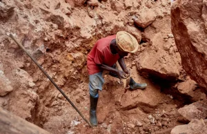 In ka badan 32 qof oo ku geeriyootay miino ay ku qarxinayeen dhul laga qodo macdanta