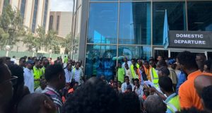 Shaqaalaha Garoonka Diyaaradaha Aden Cadde oo Shaqo Joojin Sameeyay