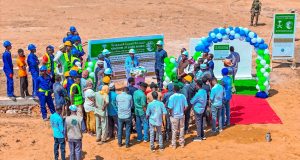 Hay’adda Tadamun oo fulinaysa mashruuc laga dhagax dhigay Duleedka magaalada Kismaayo