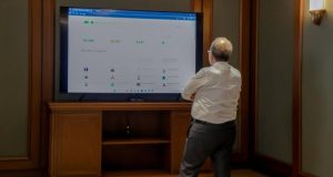 Doorashada hoosaadka xisbiga JSP oo Madaxweyne Hassan Sheikh oo computer ku soo kala saaranaya