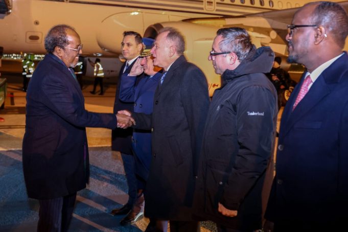 Madaxweyne Xasan Sheekh oo Turkiga ka billaabayo kulamo lagu difaacayo midnimada Dalka