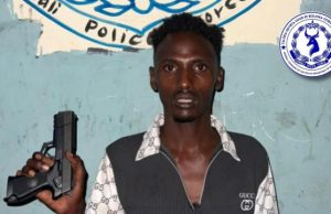 Booliiska gobolka Banaadir oo gacanta kusoo dhigay askari ku eedeysan dilka Wiil safar u ahaa dalka Mareykanka