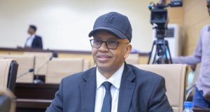 Senator Dubbe oo is casilay, isla markaana ka baxay siyaasada midnimada Soomaaliya