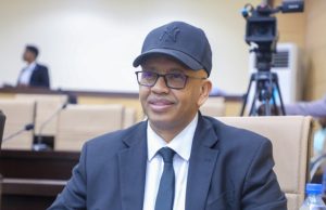 Senator Dubbe oo is casilay, isla markaana ka baxay siyaasada midnimada Soomaaliya