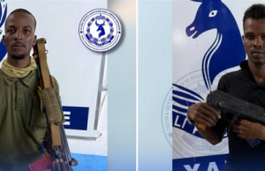 Ciidanka Booliiska oo Muqdisho ku qabtay 11 askari oo loo haysto in si sharci darro ah hub ugu dhex wateen Caasimadda