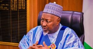 Wasiirkii Difaaca Nigeria oo is casilay