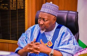 Wasiirkii Difaaca Nigeria oo is casilay