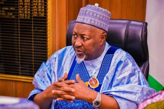 Wasiirkii Difaaca Nigeria oo is casilay