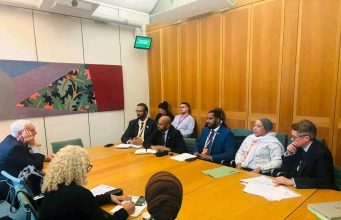 Wasiirka Duulista Somaliland oo arrinta E-Visa kala hadlay xildhibaannada dalka Ingiriiska