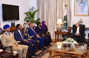 Wasiirka Arrimaha Gudaha Soomaaliya oo Islamabad kula kulmay Madaxweynaha Pakistan