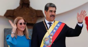 Ciidamada Maraykanka oo qabtay Madaxweynihii Venezuela iyo xaaskiisa