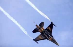 Diyaarada F16 ee dhowaan Turkigu keenay oo saakay iyagoo jawi hoose ku duulaya lagu arkay hawada Muqdisho