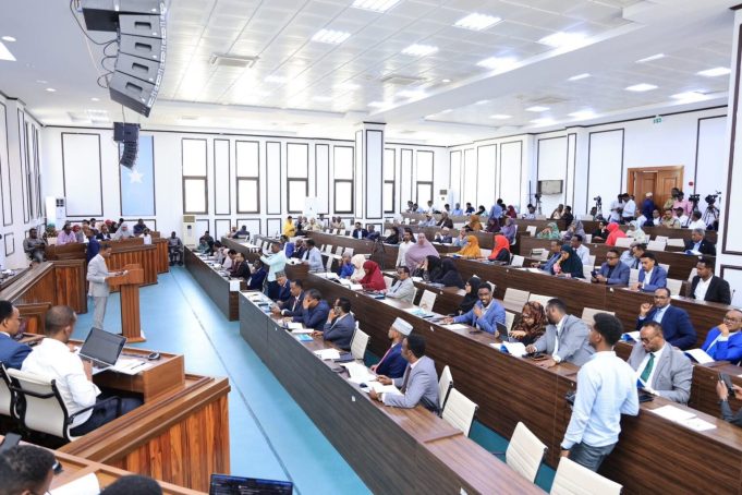 Baarlamaanka Soomaaliya oo lagu wado in uu u codeeyo Dastuurka KMG ah ee Dalka