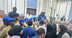 DEG-DEG: Xildhibaano dhaawac halis gaaray iyo dagaal ka dhex socda gudaha hollka