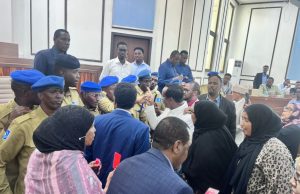 DEG-DEG: Xildhibaano dhaawac halis gaaray iyo dagaal ka dhex socda gudaha hollka