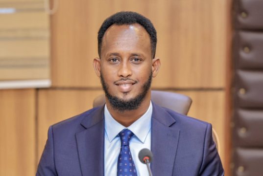 Wasiirka Warfaafinta Jubbaland “Deni iyo Axmed Madoobe kuma qasbana inay tagaan Villa Soomaaliya”