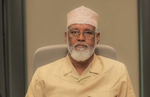 Axmed Madoobe oo ka tagay Muqdisho kadib fashilka wadaxaajoodyada dowladda iyo mucaaradka