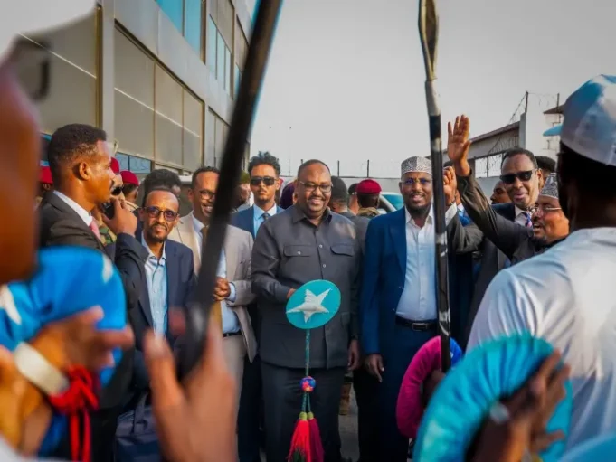 Sidee Madaxweynaha Puntland loogu soo dhaweeyay Muqdisho