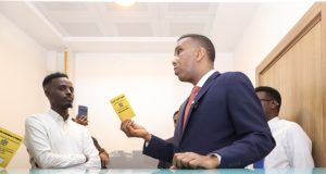 Ra’iisul Wasaare Hamza Lacag Sharci-darro ah Joojiyay, Mid Kalena la Sharciyeeyay?