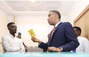 Ra’iisul Wasaare Hamza Lacag Sharci-darro ah Joojiyay, Mid Kalena la Sharciyeeyay?