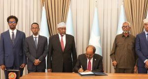 Madaxweynaha Soomaaliya oo saxiixay dhaqan galka dastuurka cusub ee dalka