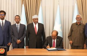 Madaxweynaha Soomaaliya oo saxiixay dhaqan galka dastuurka cusub ee dalka