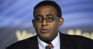 Ra’iisul Wasaarihii hore Cumar Cabdirashiid oo ka digay khilaaf siyaasadeed iyo saameynta khayraadka dalka