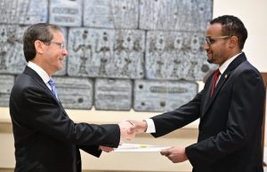 Madaxweynaha Israa’iil oo waraaqaha aqoonsiga ka guddoomay Safiirka Somaliland ee Israa’iil