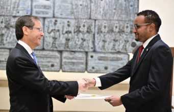 Madaxweynaha Israa’iil oo waraaqaha aqoonsiga ka guddoomay Safiirka Somaliland ee Israa’iil