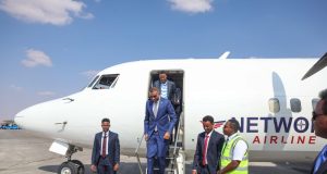 Xamsa Cabdi Barre iyo wafdi la socda oo soo gaaray Magaalada Dhuusamareeb