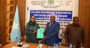 Aadan Madoobe oo wareejiyey Xilka Gudoomiyaha Barlamaanka waqtigu ka dhamaaday