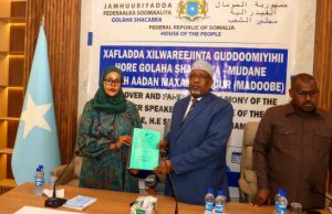 Aadan Madoobe oo wareejiyey Xilka Gudoomiyaha Barlamaanka waqtigu ka dhamaaday