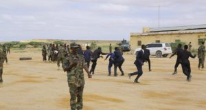 Ciidamo ka tirsan Birmadka Puntland oo ka cabanaya mushaar la’aan oo gadood ka sameeyay xerada 54-aad ee Garoowe