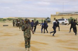 Ciidamo ka tirsan Birmadka Puntland oo ka cabanaya mushaar la’aan oo gadood ka sameeyay xerada 54-aad ee Garoowe