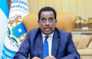 Xildhibaano mooshin ka gudbiyay Wasiirka Arrimaha Gudaha Cali Xoosh