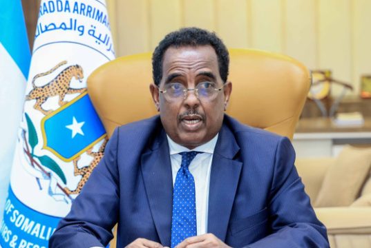 Xildhibaano mooshin ka gudbiyay Wasiirka Arrimaha Gudaha Cali Xoosh