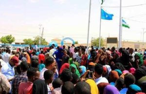 Waalidiin Garoowe ka mudaharaaday oo dalbaday xog ku saabsan carruurtooda ku sugan Aljeeriya