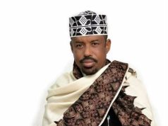 Abwaan Yuusuf Shaacir oo shaqada laga joojiyey kadib eedeymo uu warbaahinta mariyey