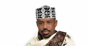 Abwaan Yuusuf Shaacir oo shaqada laga joojiyey kadib eedeymo uu warbaahinta mariyey